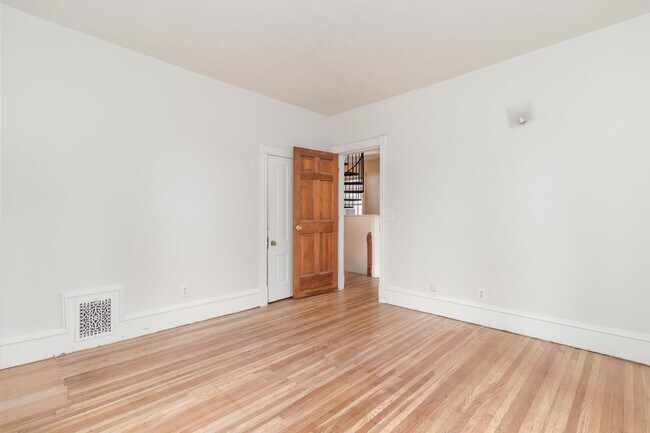 Building Photo - Spacious 5 Bed | 2 Bath Home in the Heart ...
