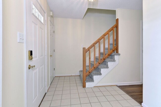 Building Photo - Convenient Coventry Home