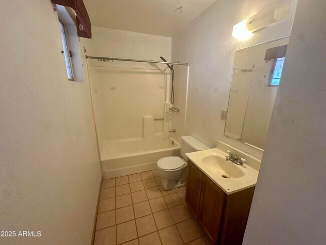 Building Photo - 3038 W Palm Ln
