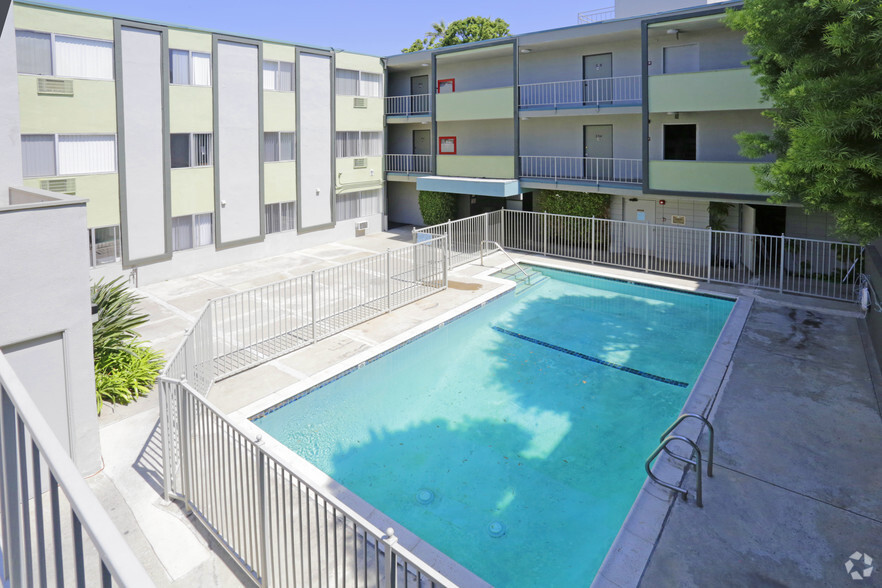 Primary Photo - Mardi Gras Apartments