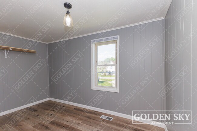 Building Photo - 113 E 1st St