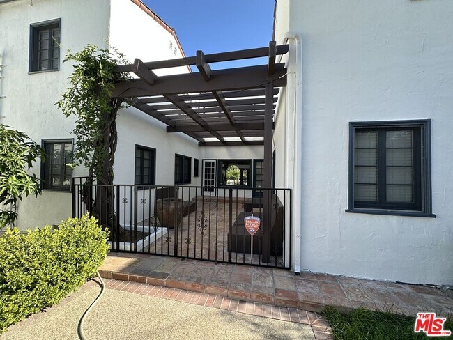 Building Photo - 147 N Orange Dr