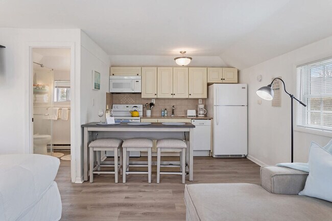 Building Photo - 27 Oak St