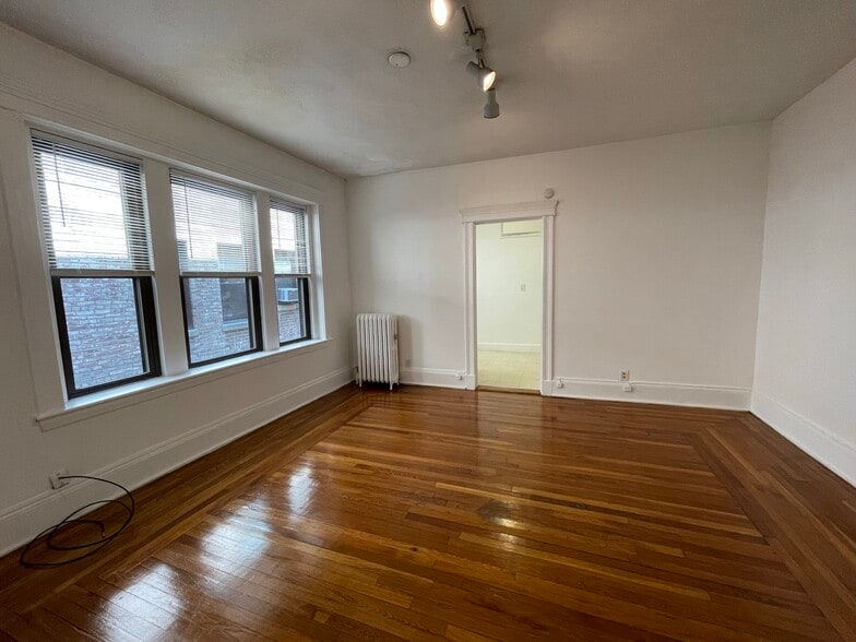 Building Photo - 1870 Commonwealth Ave