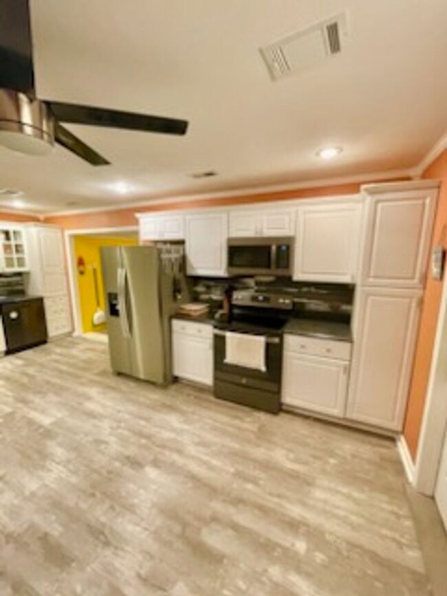 Building Photo - Welcome to this fully furnished 3 bedroom,...
