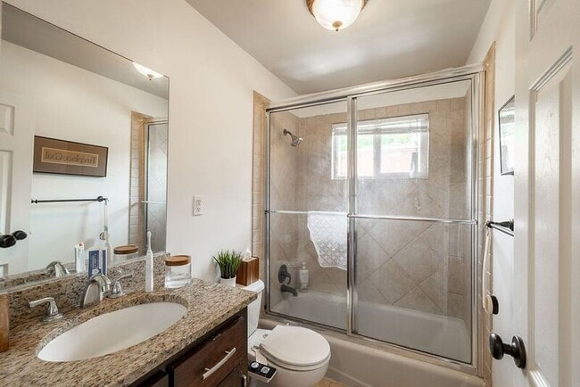 Building Photo - 250 Little St