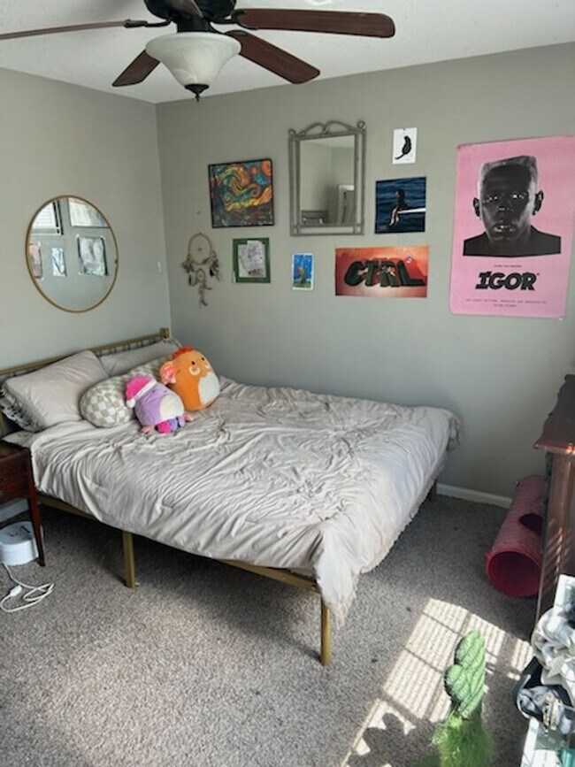 Building Photo - 2 bedroom 2 bath upstairs condo $1,100 per month
