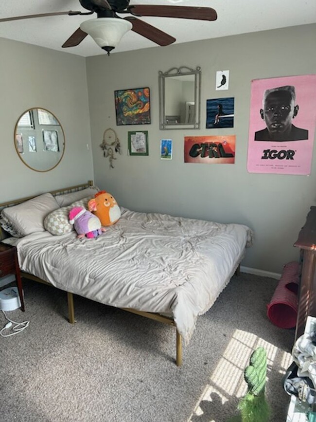Building Photo - 2 bedroom 2 bath upstairs condo $1,100 per...