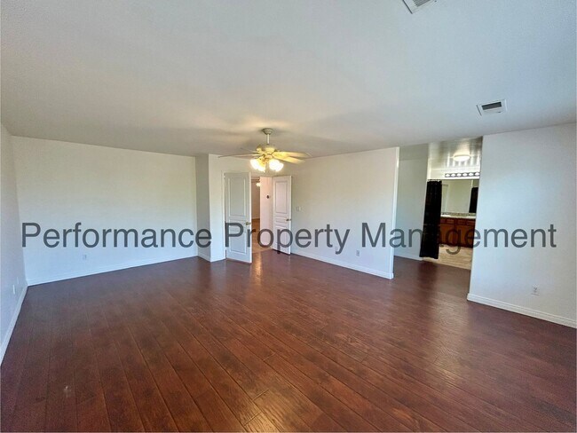 Building Photo - Stunning 5 Bed/3 Bath NW Bakersfield Home ...