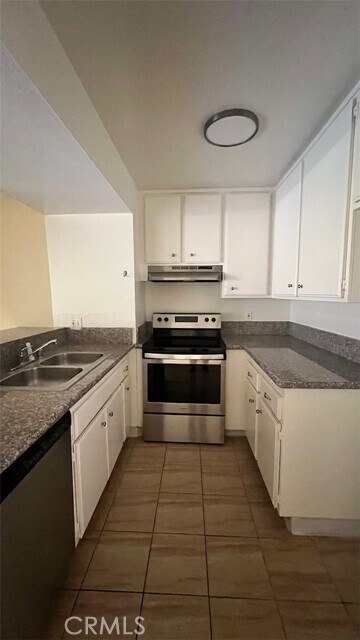 Building Photo - 15425 Sherman Way