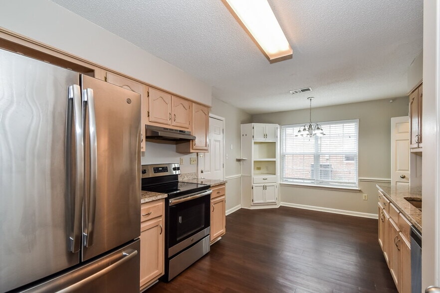 Building Photo - 200 Gaslight Cove