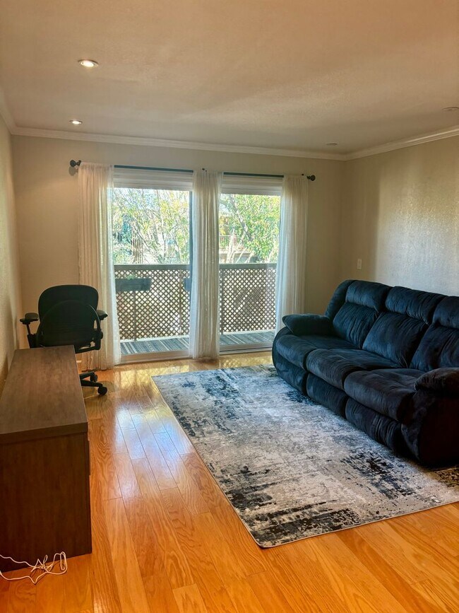 Building Photo - Light, Bright, Immaculate and lightly furnished 1 bd 1 ba condo in Walnut Creek- Keys Condo's