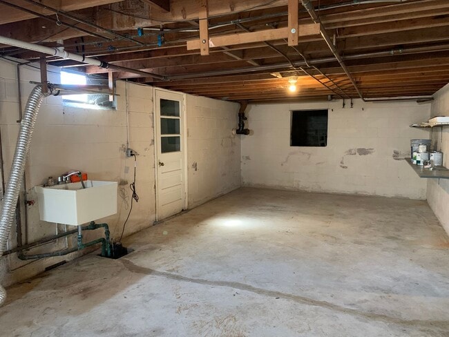 Building Photo - Move-in ready!! Bonus room that could easi...