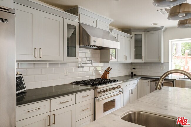 Building Photo - 15514 Del Gado Dr
