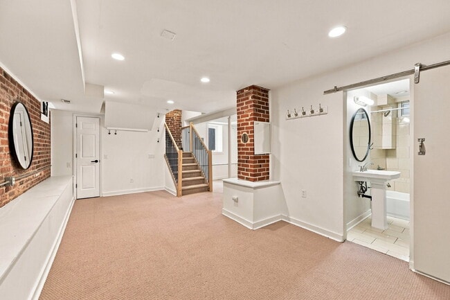 Building Photo - $3,195.95-  3 Bed, 2 Bath Home in Denver with Private Outdoor Area!