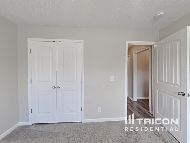 Building Photo - 552 Medallion Cir