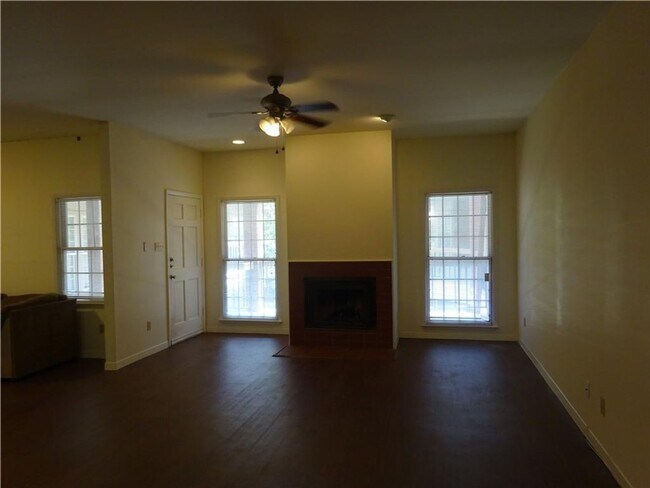 Building Photo - Close to Campus Great Room-Mate Layout