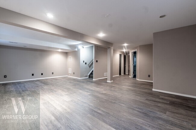 Building Photo - 3750 Oneida Ln