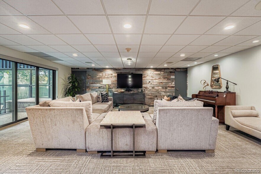 Party room - 460 S Marion Pky