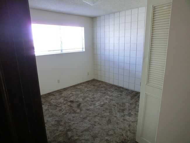 Building Photo - Great centrally located apartment!