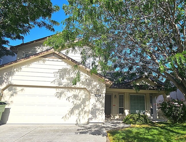 Primary Photo - 5 Bedroom Close to Settlers Park