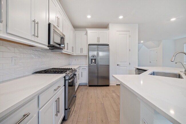 Building Photo - Estancia 3-Bed Retreat in Wesley Chapel wi...
