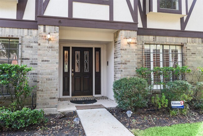 Building Photo - 2415 Parkwood Ln
