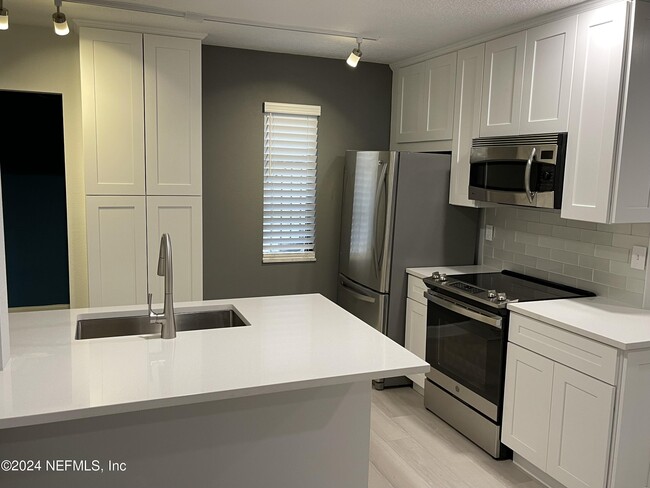 Building Photo - 600 Domenico Cir