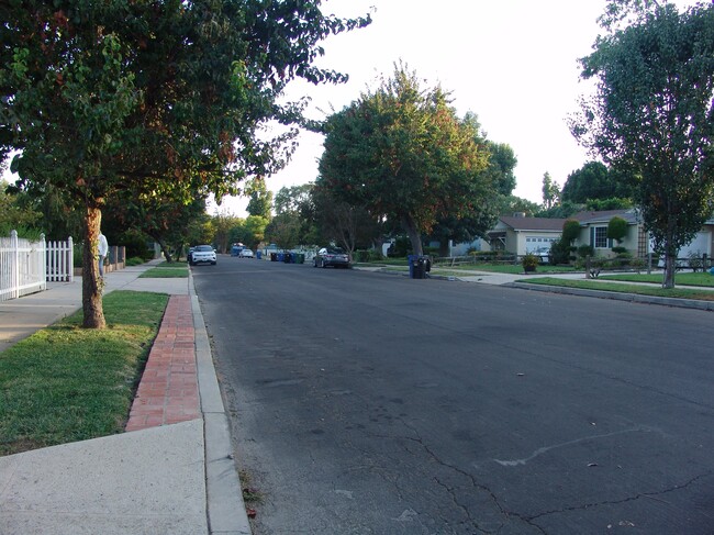 Quiet tree-lined street w/ sidewalks - 5450 Burnet Ave