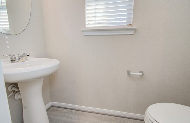 Building Photo - 8411 Beacon Bay Cir