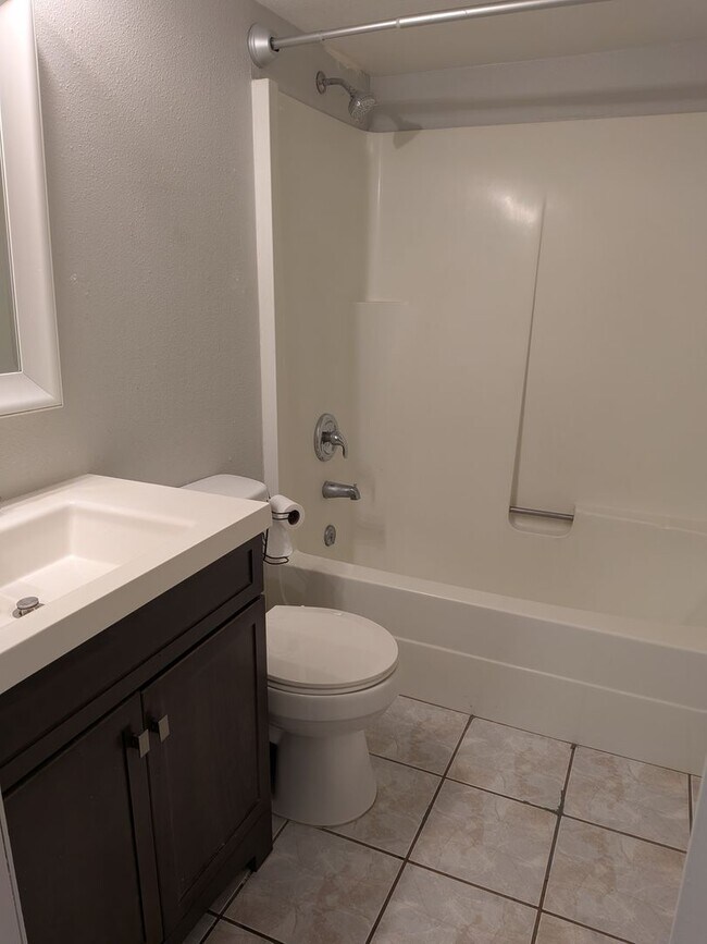 Building Photo - 3 Bedroom 1 Bathroom Apartment in Golden! $500 Move in Special!