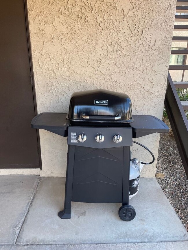 Building Photo - Available May 1st, 2026! Furnished, ground floor unit!