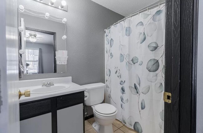 Building Photo - 3 bedroom, 2 bath home: The Highlands!