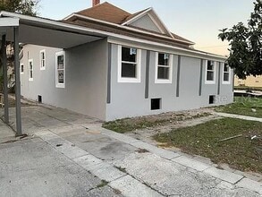 Building Photo - 707 Ave B SW