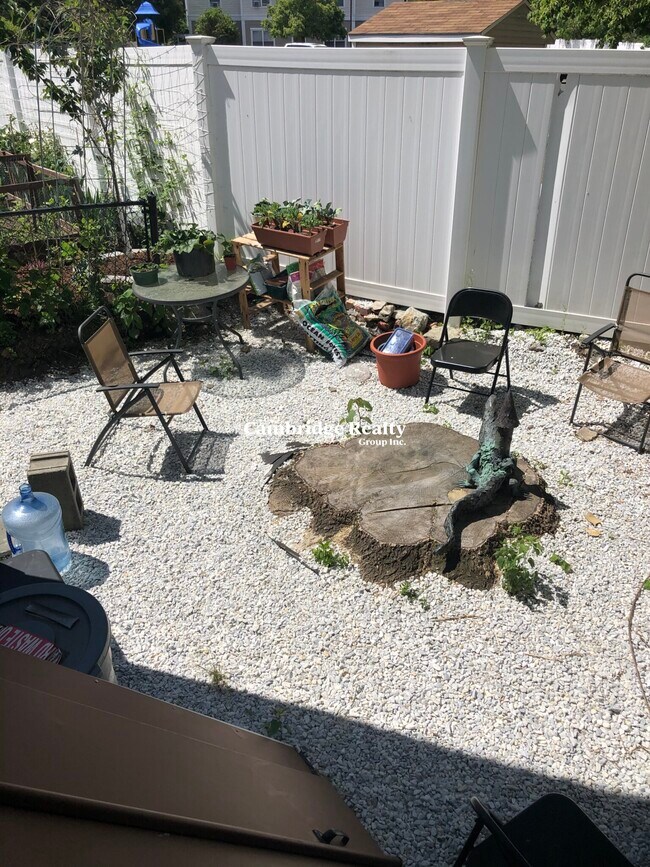 Building Photo - 204 Fellsway W