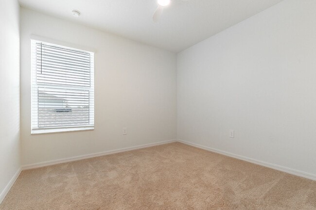 Building Photo - Beautiful Modern Town Home with Water Fron...