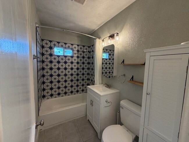 Building Photo - Charming 2 Bed / 1 Bath – Newly Remodeled with Bonus Space!