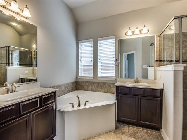 Building Photo - 812 Llano Falls Dr
