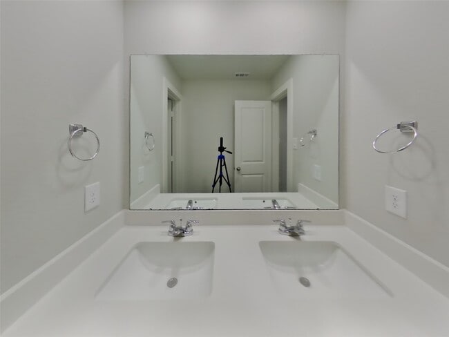 Building Photo - 9835 Willow Creek Commerce Dr