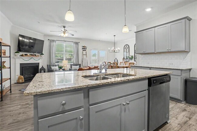 Building Photo - 723 Woodstock Grove Dr