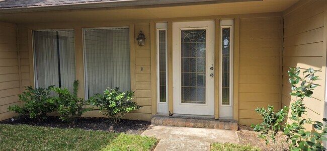 Building Photo - 1910 Quail Valley E Dr