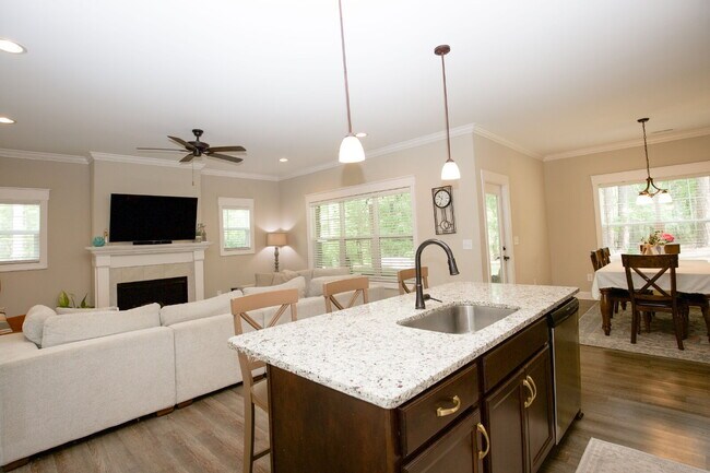 Building Photo - "Charming 4-Bedroom Retreat with Fireplace and 3 Full Baths in Aberdeen!"