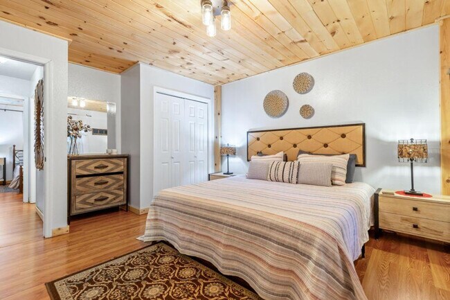 Building Photo - 3230 Cove Creek Way