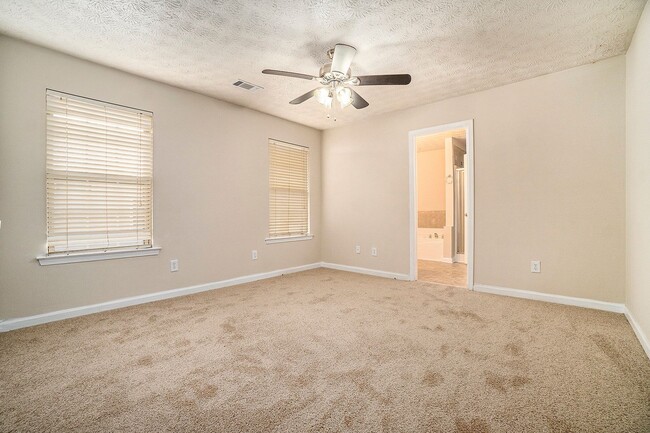 Building Photo - 4 bdrm, 2.5 bath in College Park