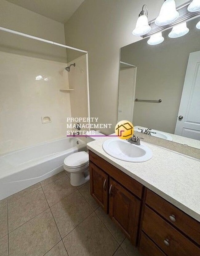 Building Photo - 3 Bedroom Townhome in Layton!