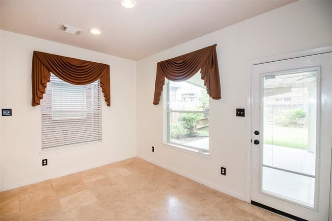 Building Photo - 2218 Longspur Ln
