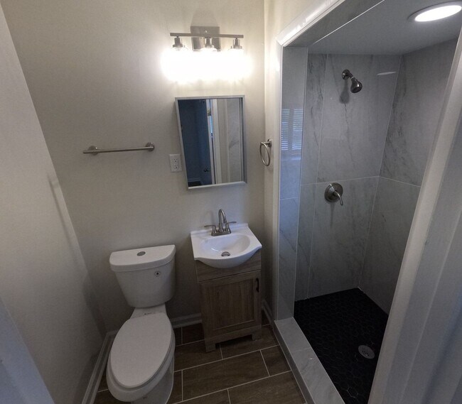 Building Photo - Spacious 5BR/2BA Rental with Bonus Living Space & Great Location