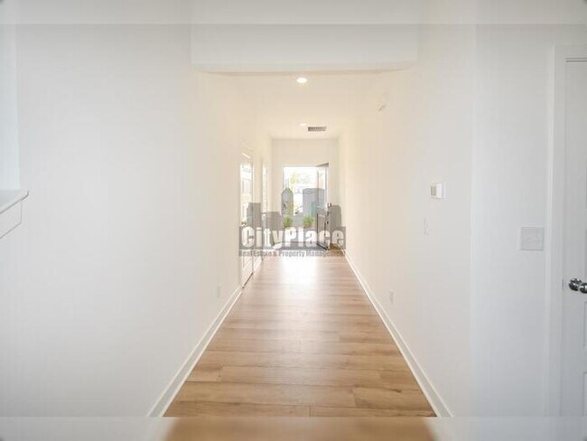 Building Photo - 3794 Cantebury Dr