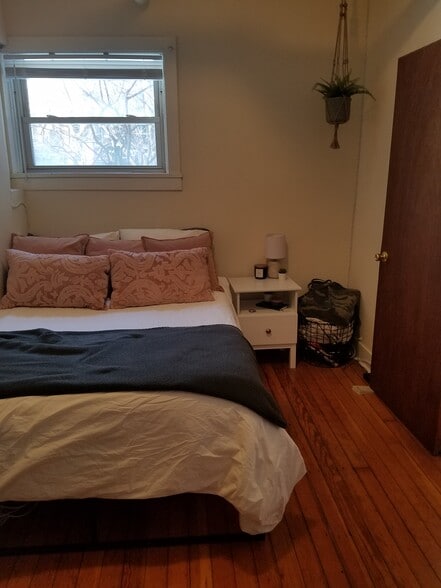 Bedroom - 1228 W Columbia Ave