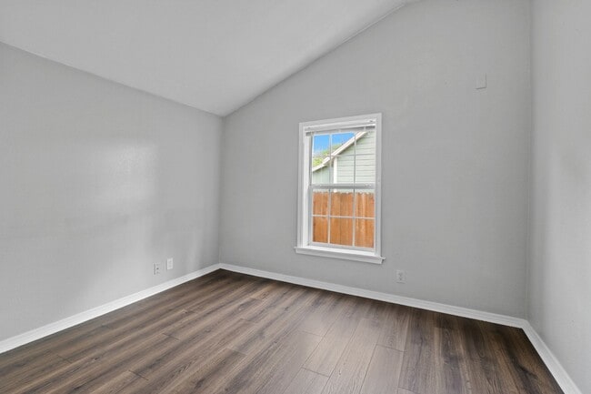 Building Photo - Charming 2 bedroom, 1 bathroom home located near Historic McKinney!!